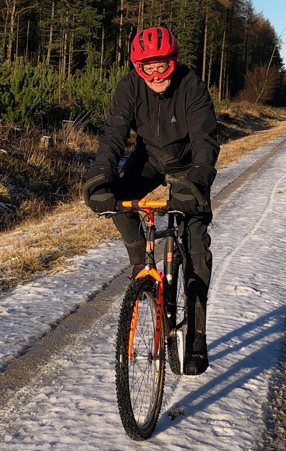 Rob in a red helmet riding a Marin Pine Mountain on a snowy track on the North York Moors.